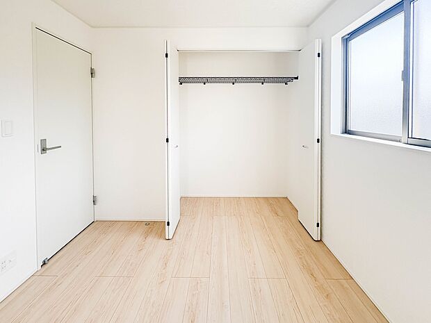 【収納】壁面クローゼットのメリットは、衣類が横一列に並ぶためひと目で洋服が選びやすいこと。衣類をたくさんお持ちの方も、限られたスペース内に無理なく収納することができます。