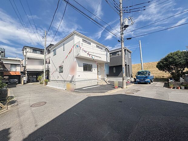 【前面道路】家の前をまっすぐの通りが走っている。クルマは少なく、人々は毎朝、ウォーキング、ジョギング、犬の散歩など、フリーな朝時間を過ごしている。