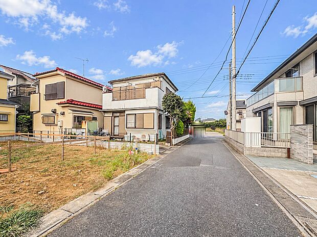 【前面道路】陽当りや通風性など各所に施された工夫で住みやすさを実現。部屋の大きさや周辺環境・街並など、資料には掲載していない情報が現地にはたくさんございます。是非ご確認下さい。