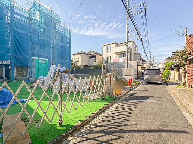 2号棟【前面道路3.3ｍ】家の前をまっすぐの通りが走っている。クルマは少なく、人々は毎朝、ウォーキング、ジョギング、犬の散歩など、フリーな朝時間を過ごしている。