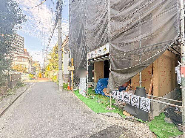 1号棟【前面道路3.3m】家の前をまっすぐの通りが走っている。クルマは少なく、人々は毎朝、ウォーキング、ジョギング、犬の散歩など、フリーな朝時間を過ごしている。