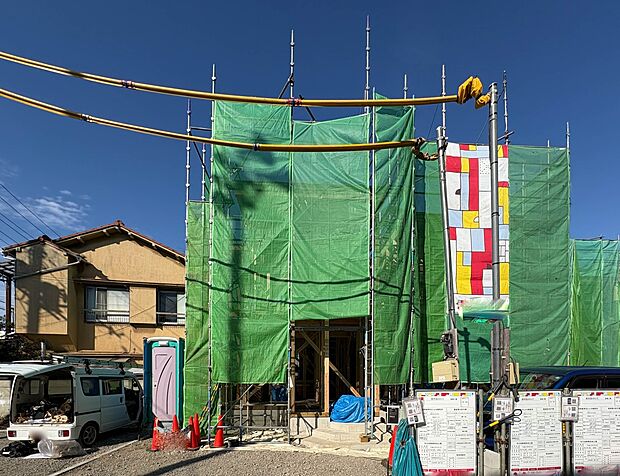 【外観】街の風景に溶けこむシンプルなカタチ。バランスがとれた玄関のハイクォリティなデザイン。存在感あふれる建物の質感。