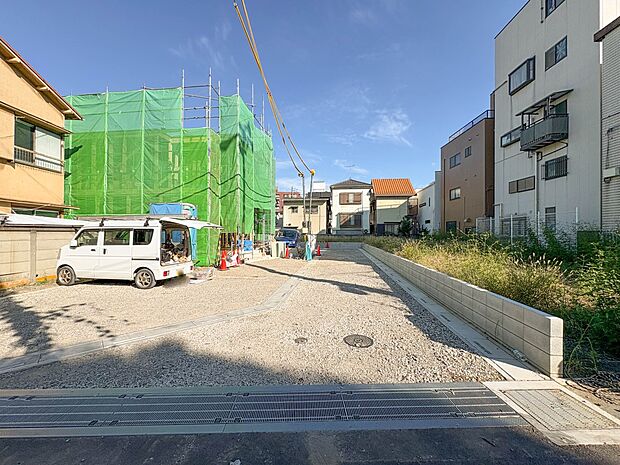 【位置指定道路-約4m-】邸宅前の位置指定道路は区画の皆様しか使用しないためお子様にも安心です。