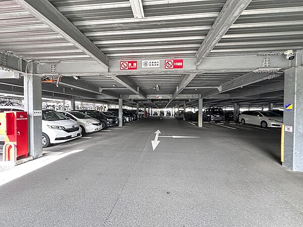 【駐車場】毎日の生活にマイカーが必須という方は、購入を検討する際、駐車場があることは大事な条件です。毎日の通勤や家族の送迎、買い物やお出かけなどクルマのある暮らしを満喫したい方は要チェック。…