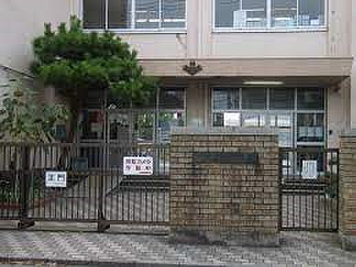 中学校 1800m 常盤中学校(浦和区内は浦和市時代から文教都市として公立校の学力水準が高いことが知られ、その一角を担うのが常盤中学校である。特別支援学級を含め27学級の大規模校でもある。)…