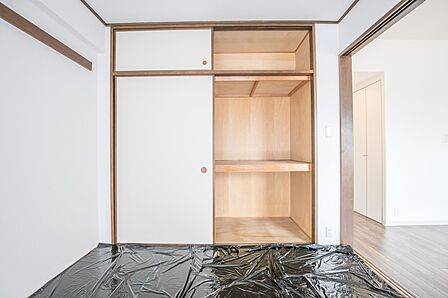 壁面クローゼットのメリットは、衣類が横一列に並ぶためひと目で洋服が選びやすいこと。衣類をたくさんお持ちの方も、限られたスペース内に無理なく収納することができます。