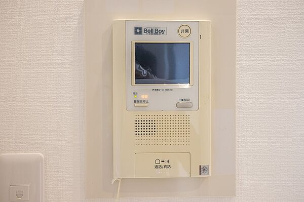 【TVモニター付インターホン】来訪者の様子を室内TVモニターでチェック。対応したくないセールスを断りやすく、子どもに留守番をさせるときも安心。不在時の来訪者を録画でき、犯罪抑止効果も期待でき…