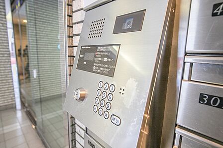 オートロックの最大のメリットは、訪問営業や勧誘を断りやすいこと。玄関前までセールスが来ないため、しつこくされ困ることがありません。住人と関係者しか入れない環境は安心感があります。