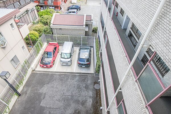 毎日の生活にマイカーが必須という方は、購入を検討する際、駐車場があることは大事な条件です。毎日の通勤や家族の送迎、買い物やお出かけなどクルマのある暮らしを満喫したい方は要チェック！