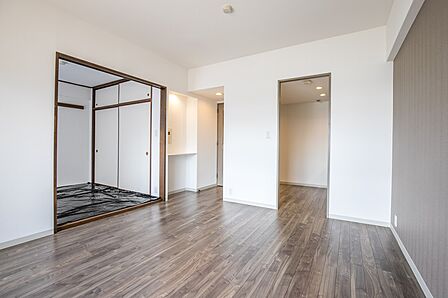 シンプルなデザインの家は風情がある。住む人のこだわりを感じる。外観も内装もいたってシンプル。居心地がよく、家事や趣味、子育てなどにも集中できる。家も人間も熟成するほどシンプルになっていくよう…