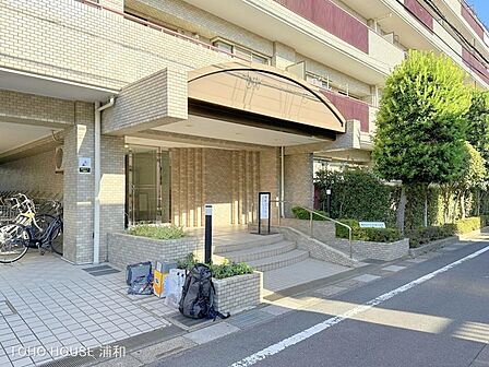 屋根付きの駐輪場です。屋根の有無で、自転車の寿命は大きく変わります。乗るたびに専用のカバーを取ったりかけたりする手間が要らないので、大変助かります。