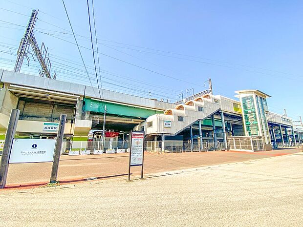 駅 760m 埼玉新都市交通「加茂宮」駅(昭和58に開業しています。埼玉新都市交通伊奈線(ニューシャトル)の駅です。高架駅ですが、最新のエレベーターが設置されていて、ホームにスムーズに出るこ…