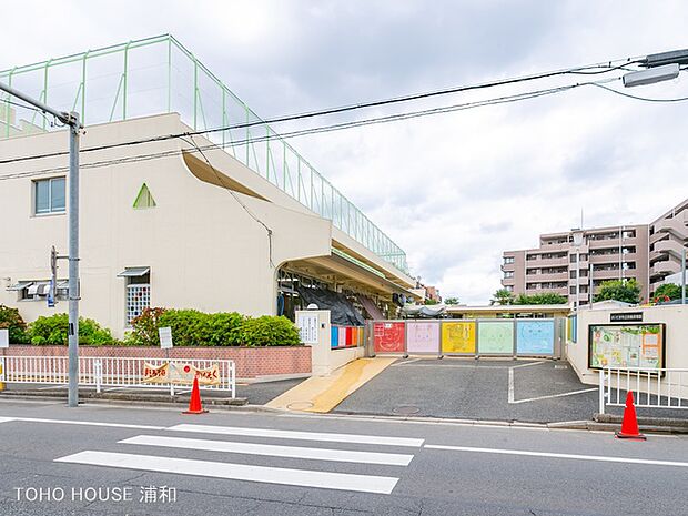 田島保育園(西浦和駅から徒歩で約5分、桜区田島2丁目にある保育園。「子ども1人ひとりを大切に」を心がけて保育にあたっているそうです。二階には西浦和学童クラブ室があります。)