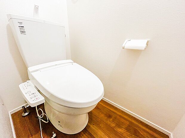 トイレ・ウォシュレット付。快適で衛生的な洗浄機能付温水シャワートイレです。