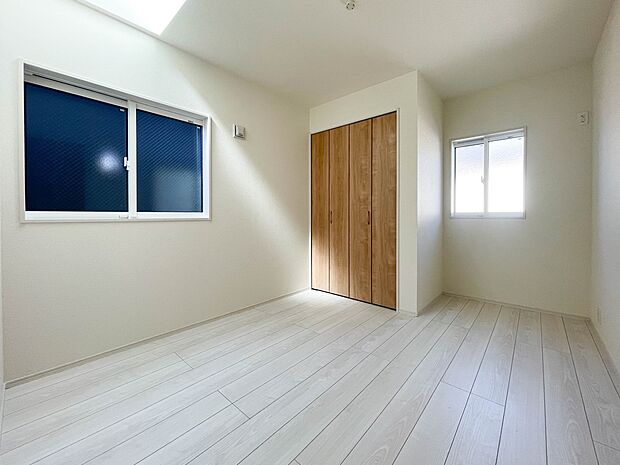 【Room】  天窓の効果で採光が確保された5.25帖洋室（2号棟）
