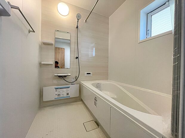 【Bathroom】  浴室は一日の疲れを癒す場所だから、家族みんながゆったりできる快適設計。追い炊き機能付きオートバス。安定した温度で、いつでも快適に入浴できます。（2号棟）