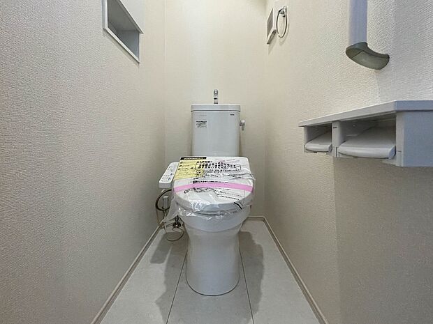 【Toilet】  トイレ・ウォシュレット付。快適で衛生的な洗浄機能付温水シャワートイレです。収納や手すりもついてます。（2号棟）