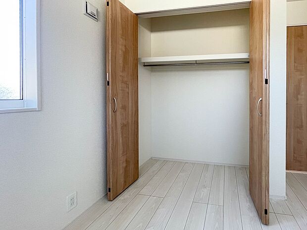【Closet】  各部屋を最大限に広く使って頂ける様、全居住スペースに収納付。プライベートルームはゆったりと快適に。