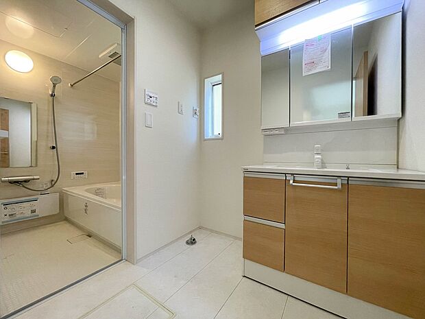 【Powder room】  家の中でも特にプライベートスペースとなる洗面所は、洗濯場所と浴室を同じ空間でまとめております。（2号棟）