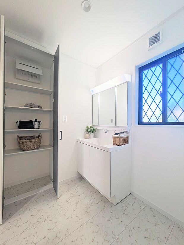 洗面所は小さなプライベートスペース。歯磨き、洗顔と毎日施す個人空間。小窓も設置して、熱気などを開放して、爽やかなスペースになるように設計されています。