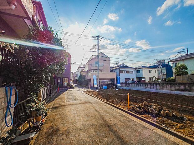 車の通行が少ないので、静かな住環境を維持することができます。