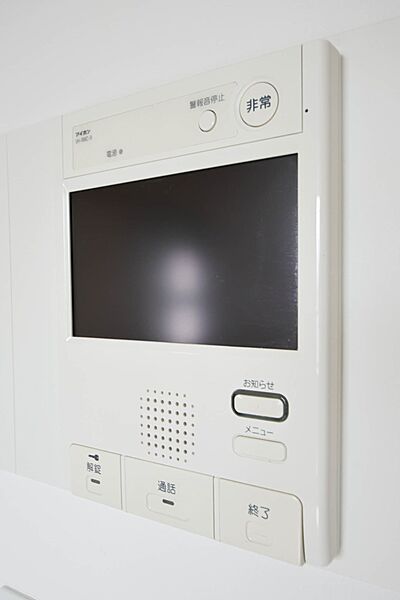 TVモニター付きインターフォン  来訪者の様子を室内TVモニターでチェック。対応したくないセールスを断りやすく、子どもに留守番をさせるときも安心。不在時の来訪者を録画でき、犯罪抑止効果も期待…