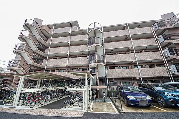 【ひとつ先の住み心地】家族の温かさと陽光の暖かさ、楽しい毎日と明るい未来を予感させる「空間が織り成すひとつ先の住み心地」を演出します。