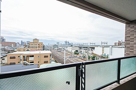【バルコニー】 バルコニーから差し込む陽光・通風は、住環境・快適性と共に有り続ける貴重な「財産」です。
