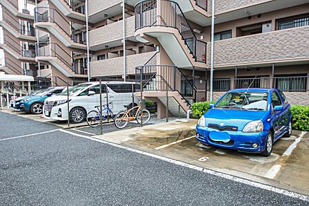 毎日の生活にマイカーが必須という方は、購入を検討する際、駐車場があることは大事な条件です。毎日の通勤や家族の送迎、買い物やお出かけなどクルマのある暮らしを満喫したい方は要チェック!