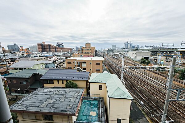 その街並みは、さまざまな家の姿が、歩く人々を楽しませている。そう街並みは街の美しい風景なのだ。その風景が目をやさしく和ませてくれている。