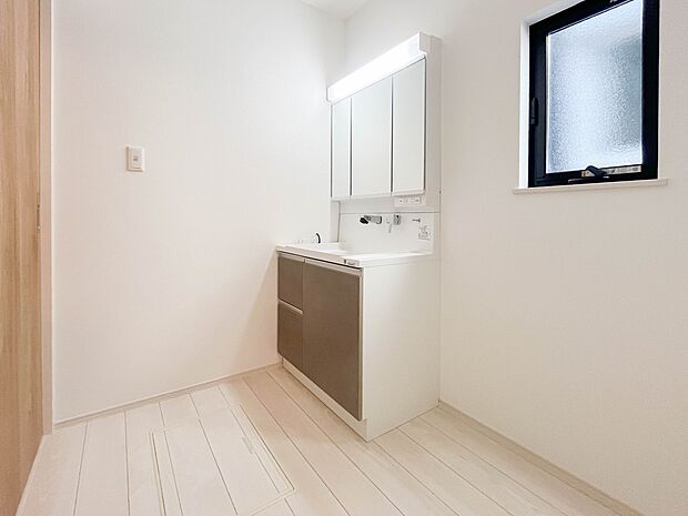 家の中でも特にプライベートスペースとなる洗面所は、洗濯場所と浴室を同じ空間でまとめております。