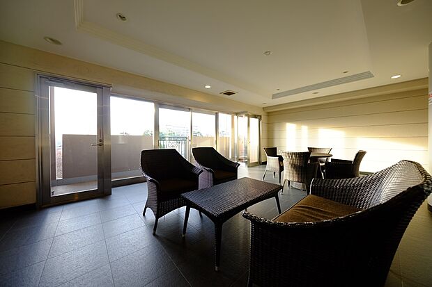 ■ご自宅室内に来客を招かず、対応が可能なエントランスロビー。眺望の良い開放的な空間
