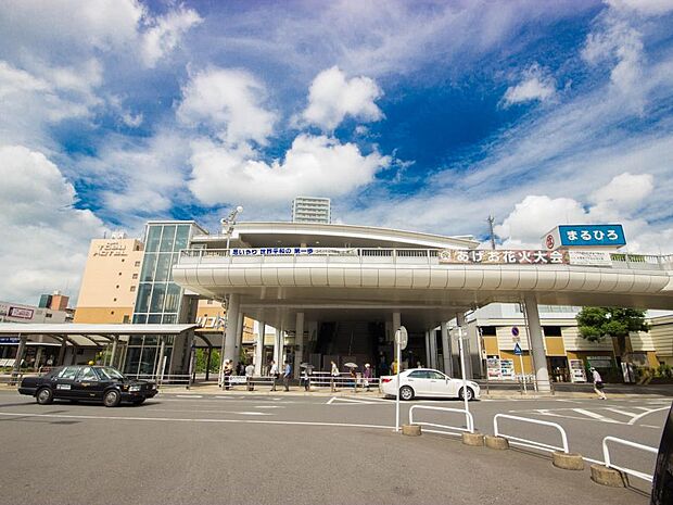 駅 3140m JR高崎線「上尾」駅(JR高崎線の駅。所在地は上尾市柏座1丁目。上尾駅から大宮駅への乗車時間（普通電車）は約9分。上野駅へは約36分。新宿駅へは「湘南新宿ライン快速」利用で約…