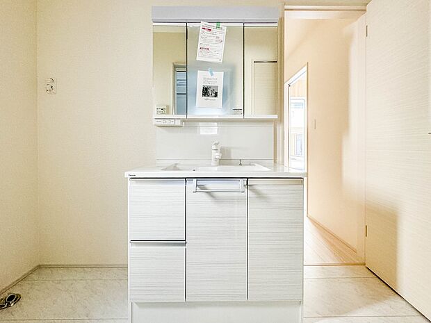 【Powder room】  （3号棟）収納力に優れた三面鏡のシャワー付きワイドドレッサーを採用。