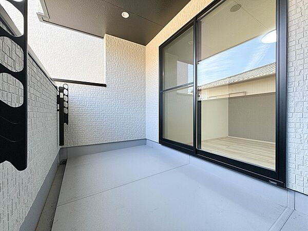 2号棟【バルコニー】  バルコニーから差し込む陽光・通風は、住環境・快適性と共に有り続ける貴重な「財産」です。