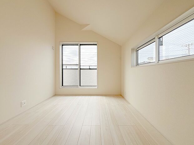 【Room】  (1号棟)柔らかな陽光とフローリングの色味が調和した快適な空間。