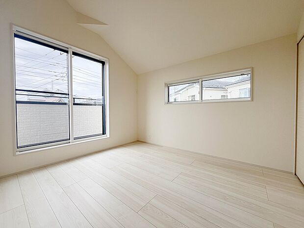 【Room-洋室】  (1号棟)シンプルにデザインされた室内。家具やレイアウトでお好みの空間に。