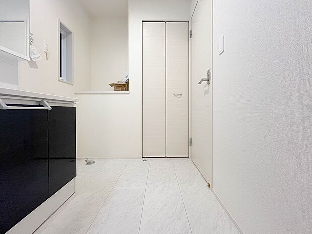 【Powder room】  (1号棟)脱衣所、洗面所は小さなプライベートスペース。歯磨き、洗顔と毎日施す個人空間。