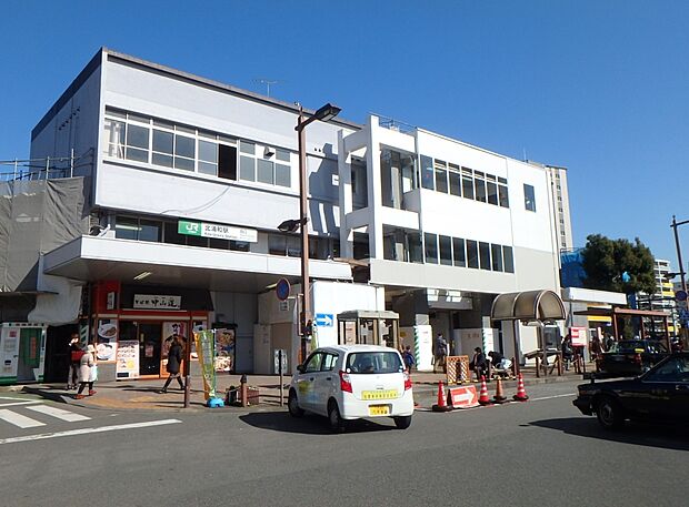 駅 550m 北浦和駅(京浜東北線の停車駅です。駅の広いスペースのターミナルからは、教育機関方面、さいたま市立病院方面へ、バスによる運行が繁盛に行われています。交通の重要な中継地点として利用…