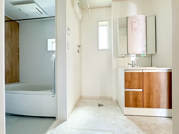 脱衣所、洗面所は小さなプライベートスペース。歯磨き、洗顔と毎日施す個人空間。