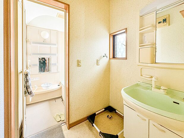 ■窓のある明るい洗面室。毎日の朝の身支度も心地よく！