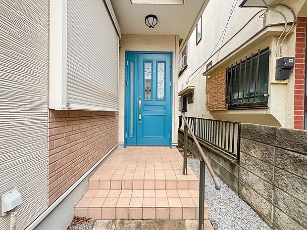 【Entrance】玄関はおうちの顔と言われます。玄関アプローチは、外観デザインの印象を左右します。ご家族の個性を出しながら、素敵な玄関でお客様をお迎えしてください。