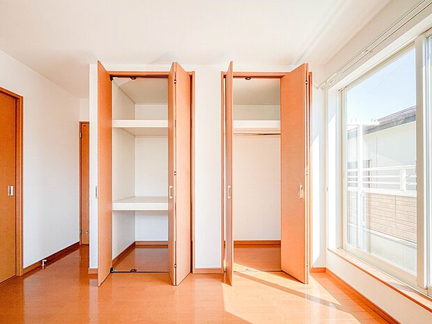 【Closet】限られたスペースを有効に活用できる壁面クローゼット。