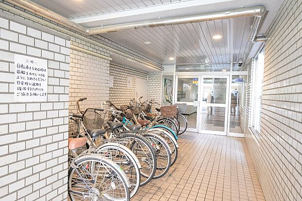 駐輪場があると自転車を自由に出し入れ出来るので便利。