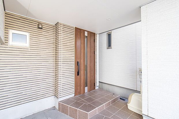 【玄関】玄関ドアは車庫の奥に設けられていますので、雨の日でも濡れずにお家に入れます！こうした構造は、プライバシーの確保という点でも優れています。