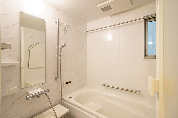 【浴室】1616サイズ（いわゆる1坪タイプ）のゆったりとした浴室。大変きれいにお使いです。現在の新築戸建と同等の設備（浴室暖房換気乾燥機、お湯はり・追い焚き・保温等）を備えています。