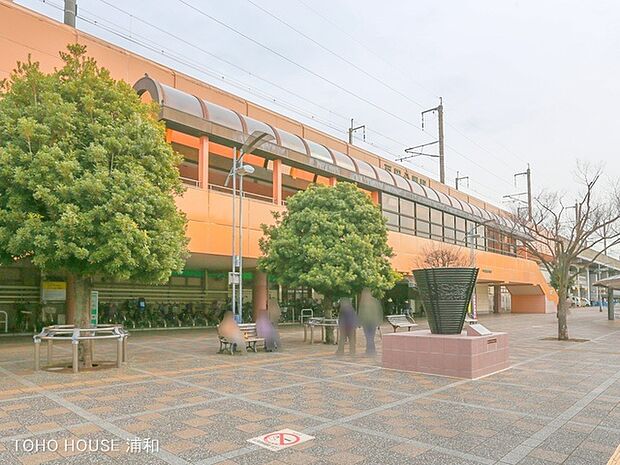 埼京線「戸田公園」駅(戸田市を代表する駅。快速、各駅停車の埼京線がとまります。戸田市全体が東京のベッドタウンになっており、都心への通勤、通学、そしてショッピングにとても便利。)