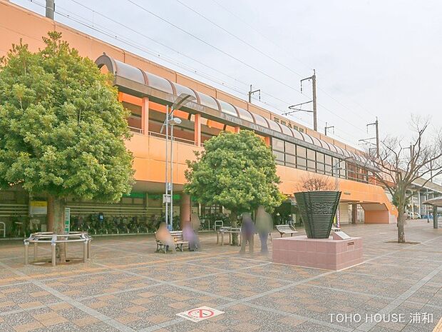 埼京線「戸田公園」駅(戸田市を代表する駅。快速、各駅停車の埼京線がとまります。戸田市全体が東京のベッドタウンになっており、都心への通勤、通学、そしてショッピングにとても便利。)