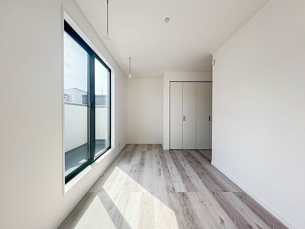 【Room-洋室】  シンプルにデザインされた室内。家具やレイアウトでお好みの空間に。