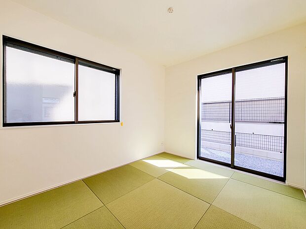 【和室】　　 畳は日本人のソウルインテリアです。畳の感触、畳の匂い、畳の色合い。すべてが日本人のソウルにあてはまります。畳で過ごして、和の感性を大切にしていけます。